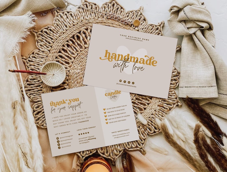Op de afbeelding: Een bedankkaart met de tekst "thank you for your support" en een kaarsverzorgingskaart met de tekst "candle care" en instructies voor het verzorgen van een kaars. Beide kaarten hebben een beige achtergrond met gouden tekst en een bruin-witte geweven mat.