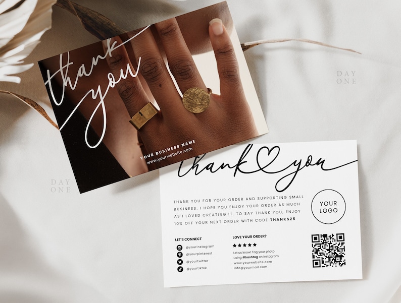 K&ouml;nnte beinhalten: Dankeskarte mit einem schwarz-wei&szlig;en Herzdesign. Die Karte enth&auml;lt einen QR-Code, einen Platzhalter f&uuml;r das Logo und den Text "Vielen Dank f&uuml;r Ihre Bestellung und die Unterst&uuml;tzung kleiner Unternehmen. Ich hoffe, Sie genie&szlig;en Ihre Bestellung genauso sehr wie ich es genossen habe, sie zu erstellen. Als Dankesch&ouml;n erhalten Sie 10% Rabatt auf Ihre n&auml;chste Bestellung mit dem Code THANKS25".