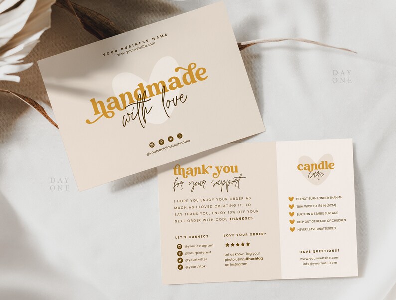 Op de afbeelding: Een bedankkaartje voor een kaarsenbedrijf met de tekst "Handmade with love" en "Thank you for your support". De kaart bevat ook instructies voor kaarsverzorging en social media-handvatten.