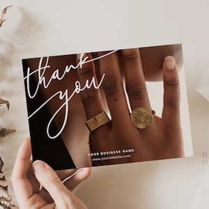 K&ouml;nnte beinhalten: Eine Dankeskarte mit schwarzem Hintergrund und wei&szlig;er Schrift, die "Danke" sagt. Die Karte zeigt eine Nahaufnahme einer Hand mit einem goldenen Ring. Der Text "YOUR BUSINESS NAME" und "www.yourwebsite.com" ist unten auf der Karte gedruckt.