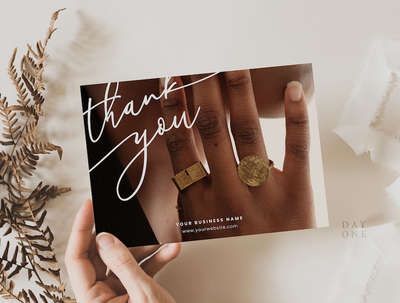 K&ouml;nnte beinhalten: Eine Dankeskarte mit schwarzem Hintergrund und wei&szlig;er Schrift, die "Danke" sagt. Die Karte zeigt eine Nahaufnahme einer Hand mit einem goldenen Ring. Der Text "YOUR BUSINESS NAME" und "www.yourwebsite.com" ist unten auf der Karte gedruckt.