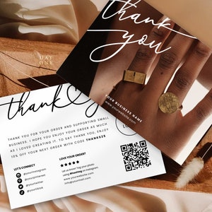 K&ouml;nnte beinhalten: Eine Dankeskarte im Schwarz-Wei&szlig;-Design. Die Karte zeigt eine Hand, die zwei goldene Ringe tr&auml;gt. Der Text auf der Karte lautet "Danke" und enth&auml;lt einen QR-Code sowie Social-Media-Handles. Die Karte enth&auml;lt au&szlig;erdem den Text "YOUR BUSINESS NAME" und "www.yourwebsite.com".