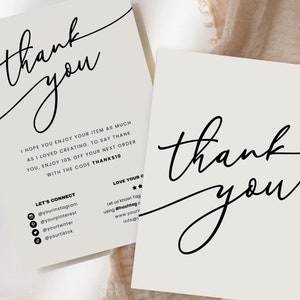 Puede incluir: Dos tarjetas de agradecimiento con una fuente de escritura a mano. Las tarjetas son blancas con texto negro. El texto de la primera tarjeta dice "gracias" e incluye un mensaje sobre disfrutar del artículo y un código de descuento. La segunda tarjeta dice "gracias" y  incluye identificadores de redes sociales y un hashtag.
