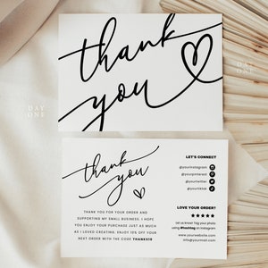 Op de afbeelding: Een zwart-witte bedankkaart met een handschrift. De kaart heeft een klein hartje erop getekend. De achterkant van de kaart heeft social media-handvatten en een website-adres.