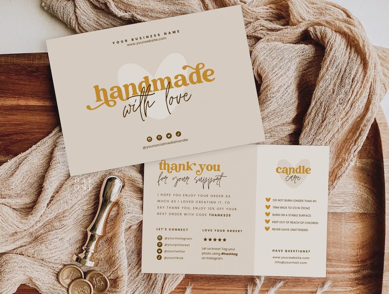 Op de afbeelding: Een bedankkaart voor klanten met een handgeschreven bericht dat "Bedankt voor uw steun" zegt. De kaart bevat ook instructies voor het verzorgen van kaarsen en social media-handvatten. De kaart is beige met gouden letters en een hartvorm.