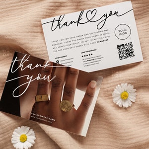 K&ouml;nnte beinhalten: Eine Dankeskarte mit einem Schwarzwei&szlig;foto einer Hand, die Ringe tr&auml;gt. Die Karte enth&auml;lt den Text "thank you" in einer handschriftlichen Schriftart und den Text "YOUR LOGO" sowie einen QR-Code. Der Text auf der Karte lautet: "Vielen Dank f&uuml;r Ihre Bestellung und die Unterst&uuml;tzung kleiner Unternehmen. Ich hoffe, Sie genie&szlig;en Ihre Bestellung genauso sehr wie ich es genossen habe, sie zu erstellen. Als Dankesch&ouml;n erhalten Sie 10 % Rabatt auf Ihre n&auml;chste Bestellung mit dem Code THANKSES."