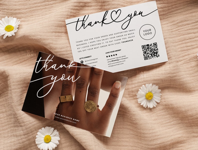 K&ouml;nnte beinhalten: Eine Dankeskarte mit einem Schwarzwei&szlig;foto einer Hand, die Ringe tr&auml;gt. Die Karte enth&auml;lt den Text "thank you" in einer handschriftlichen Schriftart und den Text "YOUR LOGO" sowie einen QR-Code. Der Text auf der Karte lautet: "Vielen Dank f&uuml;r Ihre Bestellung und die Unterst&uuml;tzung kleiner Unternehmen. Ich hoffe, Sie genie&szlig;en Ihre Bestellung genauso sehr wie ich es genossen habe, sie zu erstellen. Als Dankesch&ouml;n erhalten Sie 10 % Rabatt auf Ihre n&auml;chste Bestellung mit dem Code THANKSES."