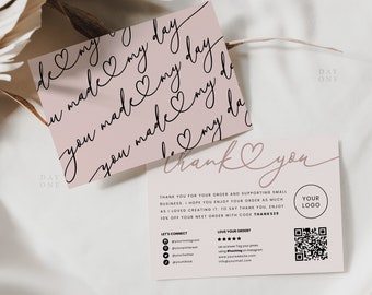 Puede incluir: Tarjeta de agradecimiento rosa con un mensaje escrito a mano que dice "Gracias" con un corazón. La tarjeta también incluye un código QR, un espacio reservado para el logotipo y el texto "Conectémonos" con iconos de redes sociales.