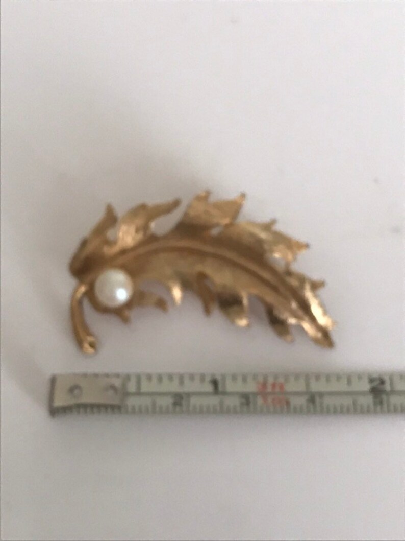 Stunning gold tone leaf brooch with faux pearl