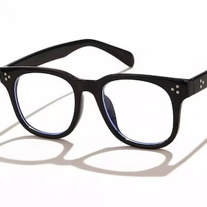 Anna Delvey glasses. Clear lens black frame three dots glasses.