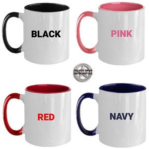 Może przedstawiać: Cztery ceramiczne kubki do kawy z r&oacute;żnokolorowymi obw&oacute;dkami i uchwytami. Kubki są białe z nadrukowanymi słowami "BLACK", "PINK", "RED" i "NAVY" w odpowiednim kolorze na każdym kubku.