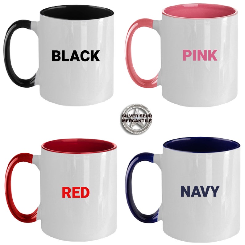 Może przedstawiać: Cztery ceramiczne kubki do kawy z r&oacute;żnokolorowymi obw&oacute;dkami i uchwytami. Kubki są białe z nadrukowanymi słowami "BLACK", "PINK", "RED" i "NAVY" w odpowiednim kolorze na każdym kubku.