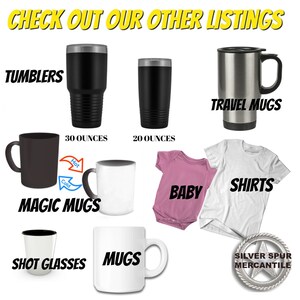 Pu&ograve; includere: Una variet&agrave; di articoli personalizzati per bevande e abbigliamento, tra cui bicchieri, tazze da viaggio, tazze magiche, bicchieri da shot, tazze e magliette. Gli articoli sono visualizzati su uno sfondo bianco con il testo "CHECK OUT OUR OTHER LISTINGS" in alto e "SILVER SPUR MERCANTILE" in basso.