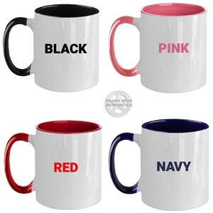 Puede incluir: Cuatro tazas de cer&aacute;mica con bordes y asas de diferentes colores. Las tazas son blancas con las palabras "BLACK", "PINK", "RED" y "NAVY" impresas en el color correspondiente en cada taza.