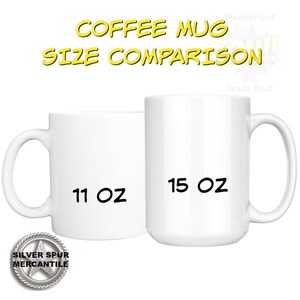 Puede incluir: Dos tazas de caf&eacute; de cer&aacute;mica blanca una al lado de la otra. La taza de la izquierda es de 11 oz y la taza de la derecha es de 15 oz.