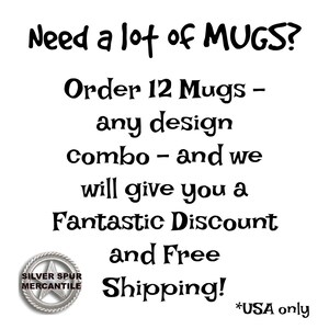 Może przedstawiać: Czarno-biały tekst na białym tle, kt&oacute;ry brzmi: "Need a lot of MUGS? Order 12 Mugs - any design combo - and we will give you a Fantastic Discount and Free Shipping! *USA only". W lewym dolnym rogu znajduje się mały czarno-biały obrazek gwiazdy z napisem "SILVER SPUR MERCANTILE" wok&oacute;ł niej.