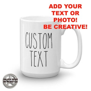 Może przedstawiać: Biały kubek ceramiczny z czarnym obrysem sł&oacute;w "CUSTOM TEXT". Kubek jest pokazany na białym tle. Tekst "ADD YOUR TEXT OR PHOTO! BE CREATIVE!" jest napisany na czerwono nad kubkiem.