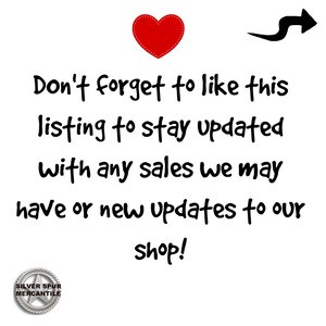 Pu&ograve; includere: Un cuore rosso con un contorno bianco e una freccia nera che punta a destra. Il testo recita: "Non dimenticare di mettere mi piace a questo annuncio per rimanere aggiornato su eventuali vendite e nuovi aggiornamenti del nostro negozio!" Il testo &egrave; nero e lo sfondo &egrave; bianco. L'immagine include anche un logo per Silver Spur Mercantile.