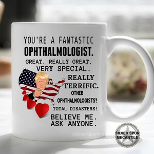 Pu&ograve; includere: Una tazza da caff&egrave; in ceramica bianca con un messaggio divertente sugli oculisti. La tazza presenta un'immagine di cartone animato di Donald Trump che punta verso lo spettatore. Il testo dice: "Sei un fantastico oculista. Grandioso. Davvero grandioso. Molto speciale. Davvero fantastico. Altri oculisti? Disastri totali! Credimi. Chiedi a chiunque."
