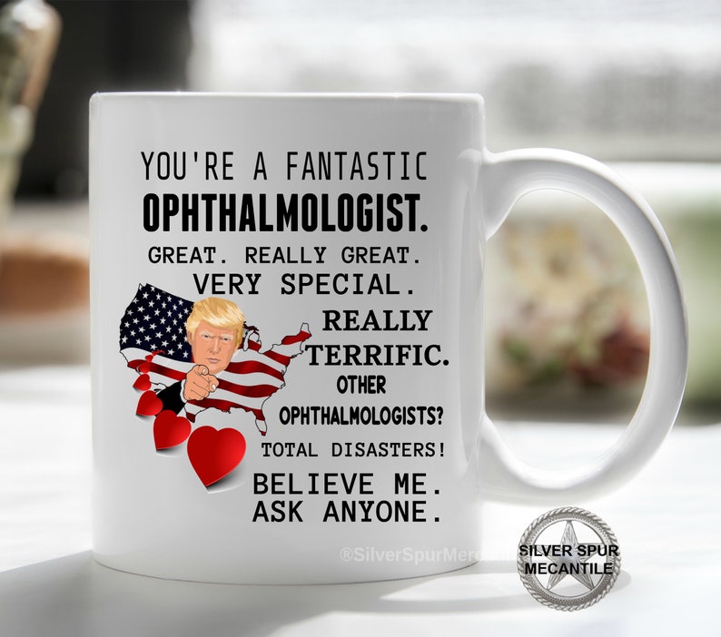 Pu&ograve; includere: Una tazza da caff&egrave; in ceramica bianca con un messaggio divertente sugli oculisti. La tazza presenta un'immagine di cartone animato di Donald Trump che punta verso lo spettatore. Il testo dice: "Sei un fantastico oculista. Grandioso. Davvero grandioso. Molto speciale. Davvero fantastico. Altri oculisti? Disastri totali! Credimi. Chiedi a chiunque."