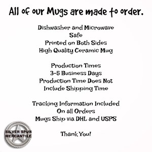 Pu&ograve; includere: Un'immagine in bianco e nero con testo che dice "All of our Mugs are made to order." Il testo continua con dettagli sulle tazze, tra cui il fatto che sono lavabili in lavastoviglie e al microonde, stampate su entrambi i lati, in ceramica di alta qualit&agrave; e hanno un tempo di produzione di 3-5 giorni lavorativi. Il testo indica anche che il tempo di produzione non include il tempo di spedizione. Il testo termina con "Tracking Information Included On all Orders Mugs Ship via DHL and USPS Thank You!" Un logo in bianco e nero si trova nell'angolo in basso a sinistra che dice "SILVER SPUR MERCANTILE".