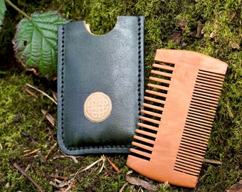 ᚠᛉᚢ Wooden Beard comb with green Leather sleeve | hand-decorated | Personalized Wooden 2sided Comb and Viking Leather Case ᛉᚠᚢ