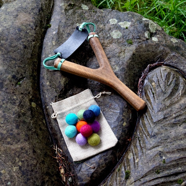 Slingshot and Felt Balls With Name - Slingshot kit | Vintage, Classic Toy | FREE Personalization and UK delivery | Handmade Catapult toy