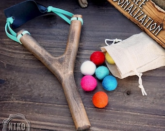 Personalised Wooden Slingshot – Handmade Ash Wood Toy with Felt Balls, Retro Vintage Outdoor Gift