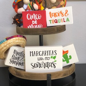 Decoración de bandeja escalonada del Cinco de Mayo