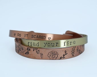 Armband mit Buchstaben | Wort des Jahres Manschettenarmband | 2025 Intention Armband | Geschenk für Sie | Messing Kupfer Rose Gold Armband