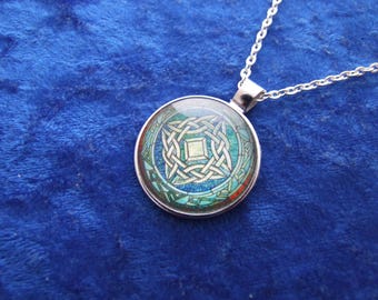 Collar con colgante de nudo celta