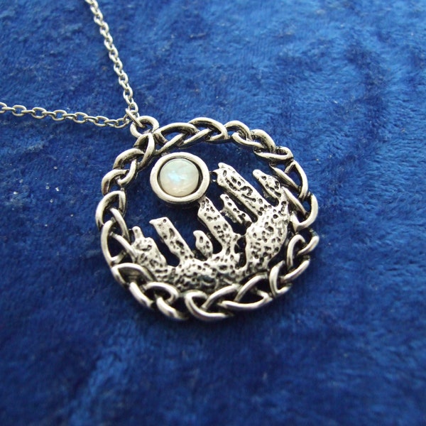 Collier pendentif à breloque pierres dressées avec pierre de lune blanche, Écosse, celtique, Outlander, païen, britannique, pendentif gothique.