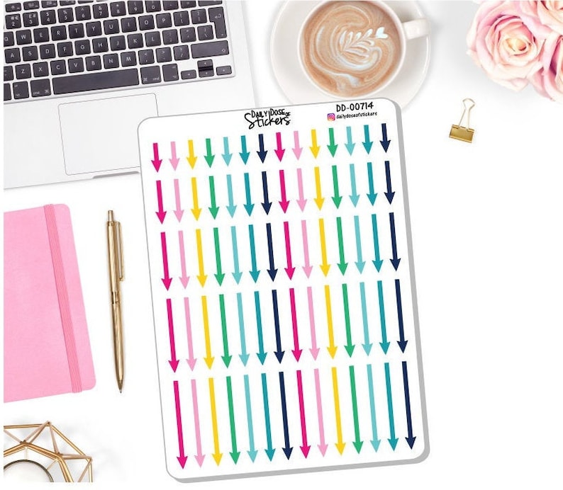 Op de afbeelding: Een vel met kleurrijke pijl stickers op een witte achtergrond. De pijlen zijn in verschillende kleuren, waaronder roze, geel, groen, blauw en donkerblauw. Het vel is gelabeld met "Daily Dose Stickers" en "DD-00714".