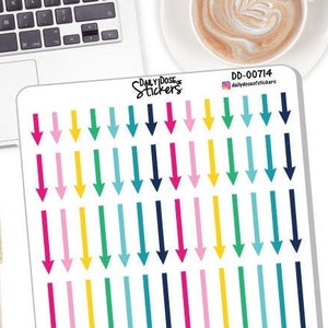 Op de afbeelding: Een vel met kleurrijke pijl stickers. De pijlen zijn in verschillende kleuren, waaronder roze, geel, groen, blauw en turquoise. Het vel is gelabeld met "Daily Dose of Stickers" en "DD-00714".