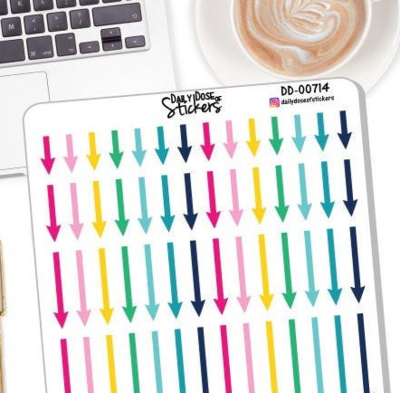 Op de afbeelding: Een vel met kleurrijke pijl stickers. De pijlen zijn in verschillende kleuren, waaronder roze, geel, groen, blauw en turquoise. Het vel is gelabeld met "Daily Dose of Stickers" en "DD-00714".