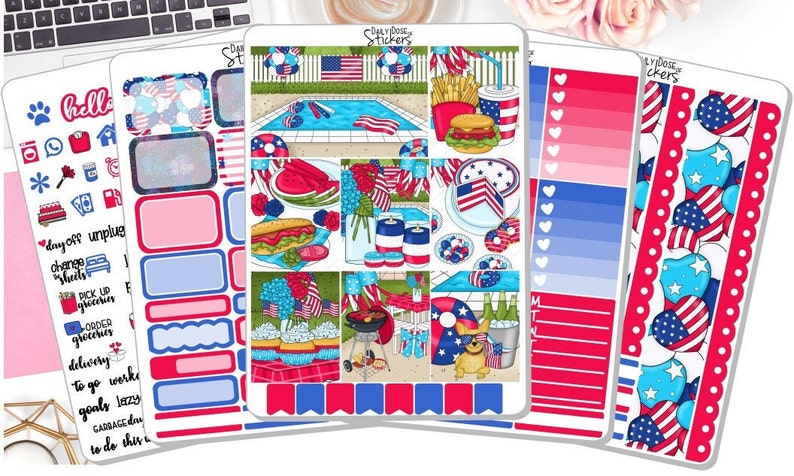 K&ouml;nnte beinhalten: Ein Set mit Planer-Stickern zum Thema 4. Juli in den Farben Rot, Wei&szlig; und Blau. Die Sticker zeigen Bilder von Feuerwerk, Hotdogs, Wassermelone und einem Pool. Die Sticker enthalten auch Text wie "Tag frei, abschalten" und "Lebensmittel bestellen".