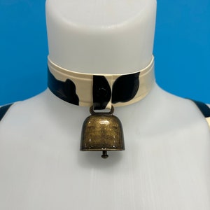 Latex Kuh Druck Halsband mit Antik Messing Kuhglocke.