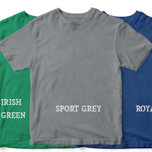 Pu&ograve; includere: Tre t-shirt di diversi colori: verde irlandese, grigio sportivo e blu reale. Ogni t-shirt ha il nome del colore stampato sul davanti.