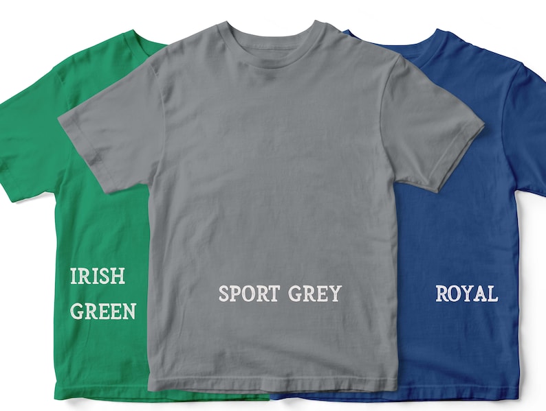 Pu&ograve; includere: Tre t-shirt di diversi colori: verde irlandese, grigio sportivo e blu reale. Ogni t-shirt ha il nome del colore stampato sul davanti.