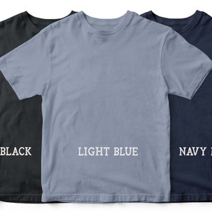 Pu&ograve; includere: Tre t-shirt di diversi colori: nero, blu chiaro e blu navy. Le t-shirt sono tutte semplici e hanno un collo rotondo.