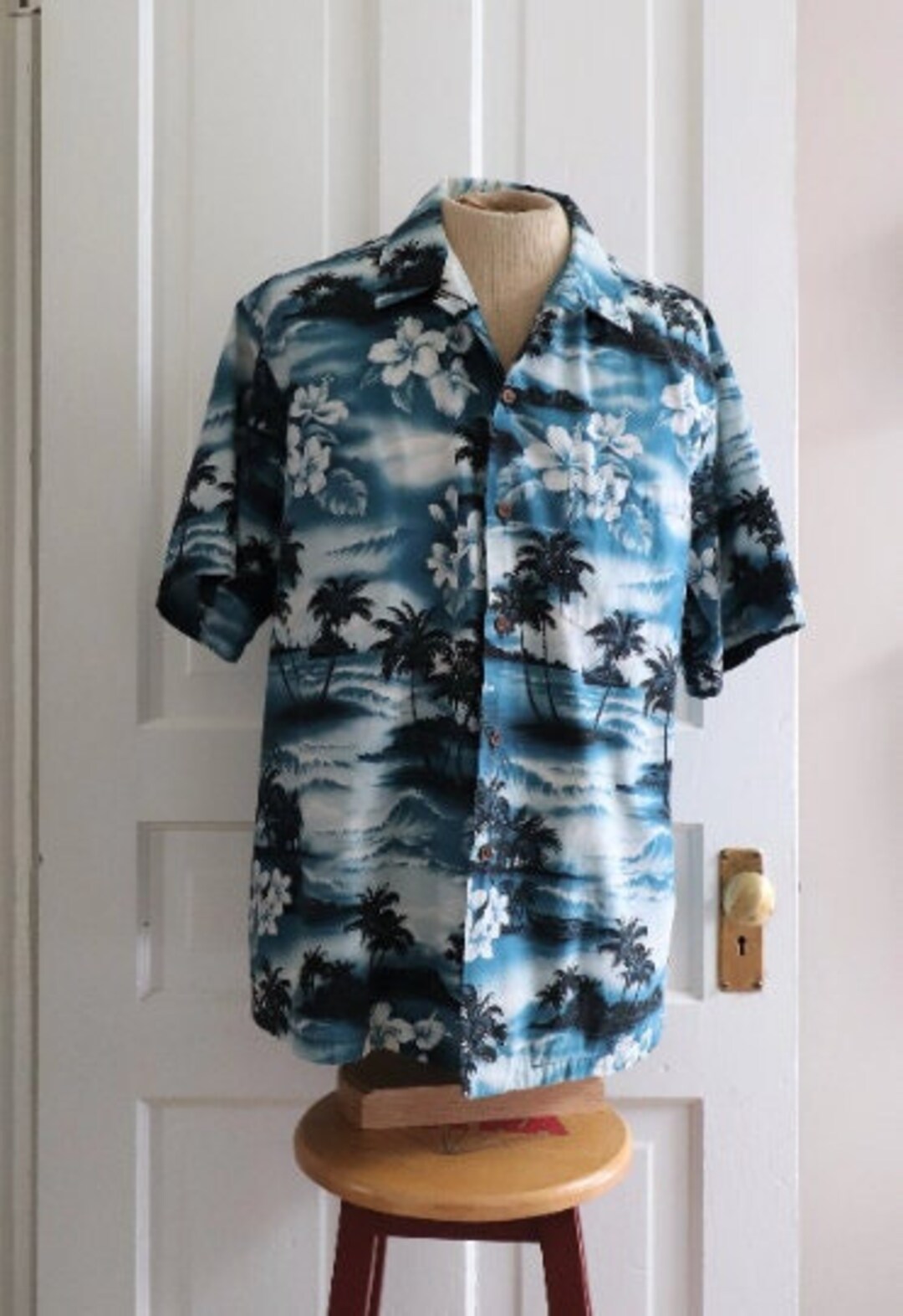 Vintage Hawaiian Shirt with Flowers - Tapestry - Size 18