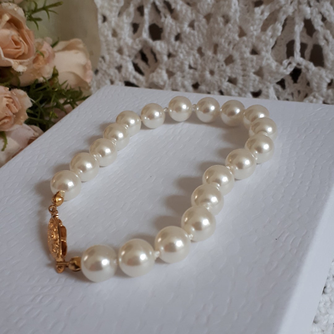 Victoria single pearl bracelet - chocolate/white main image 0