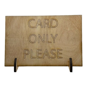 Może przedstawiać: Drewniany znak z tekstem "CARD ONLY PLEASE" w czarnym obramowaniu. Znak ma dwie małe drewniane n&oacute;żki.