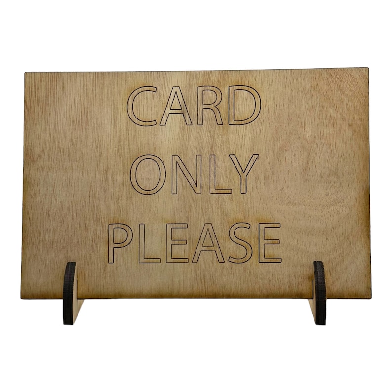 Może przedstawiać: Drewniany znak z tekstem "CARD ONLY PLEASE" w czarnym obramowaniu. Znak ma dwie małe drewniane n&oacute;żki.