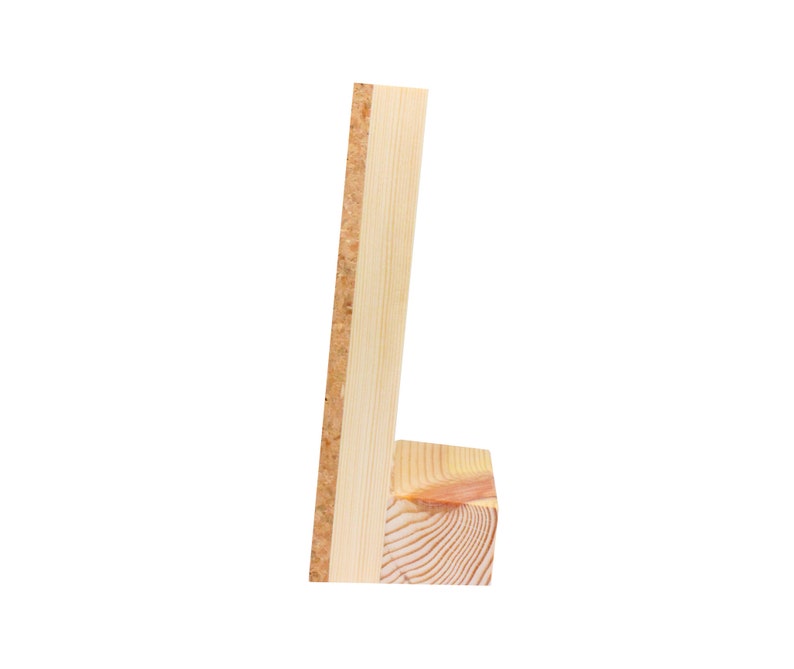 Puede incluir: Un marco de madera con respaldo de corcho. El marco es de madera clara y tiene un acabado natural.