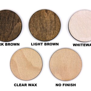 Puede incluir: Cinco rondas de madera que muestran diferentes colores de tinte para madera: marr&oacute;n oscuro, marr&oacute;n claro, blanqueado, cera transparente y sin acabado.