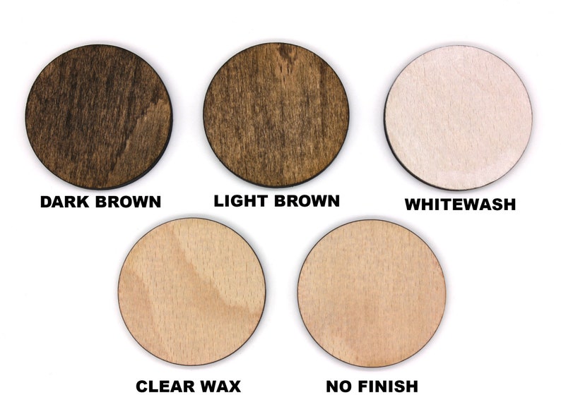 Puede incluir: Cinco rondas de madera que muestran diferentes colores de tinte para madera: marr&oacute;n oscuro, marr&oacute;n claro, blanqueado, cera transparente y sin acabado.