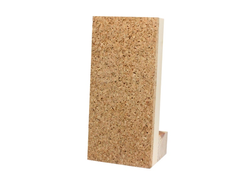 Puede incluir: Un tablero de corcho con un marco de madera. El tablero de corcho es de color marr&oacute;n claro y el marco es de color marr&oacute;n oscuro.