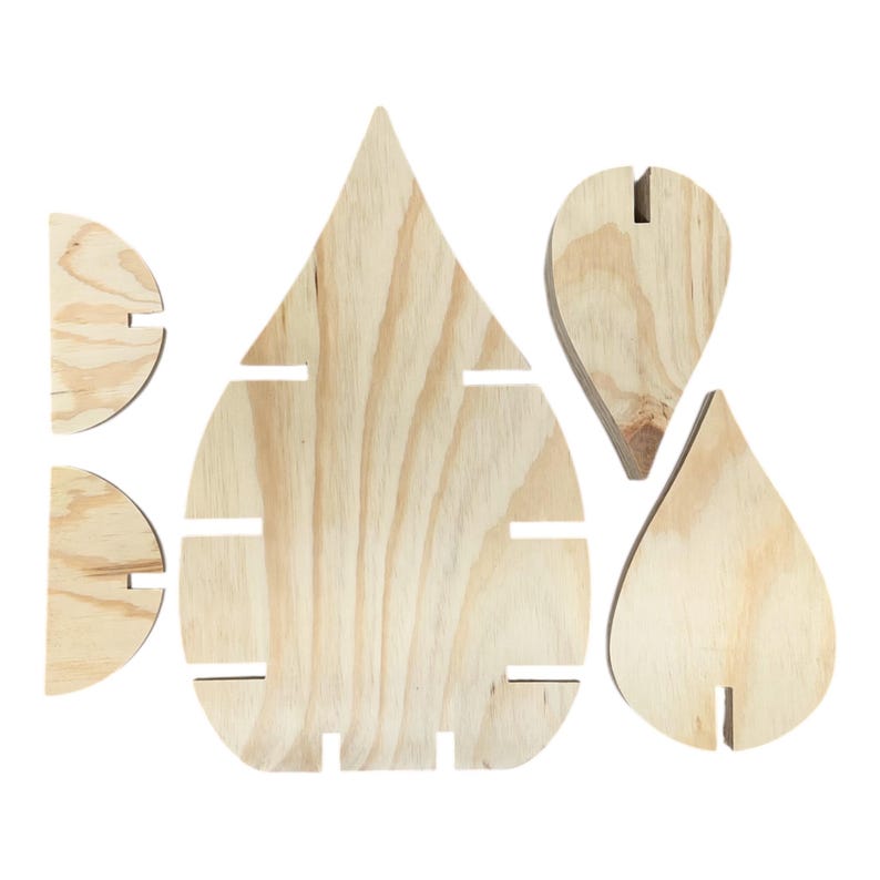 Peut inclure: Pi&egrave;ces en bois inachev&eacute;es en forme de goutte d'eau, dont une grande pi&egrave;ce centrale avec des fentes horizontales et plusieurs formes plus petites et compl&eacute;mentaires. Le grain du bois est visible, et les pi&egrave;ces sont con&ccedil;ues pour s'embo&icirc;ter.