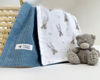 Bunny thema zachte babydeken, pasgeboren kinderdagverblijfdeken, wiegdeken voor baby, uniek babyjongencadeau, gepersonaliseerde babywrap, zacht biologisch